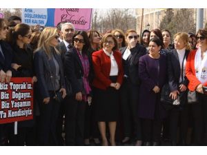 Kadınları Döven Erkek Bizden Değildir