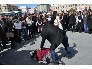 Kadına Yönelik Şiddete Tabutlu, Tiyatrolu Tepki