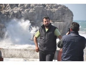 Dev Dalgalar Kıyıları Dövdü