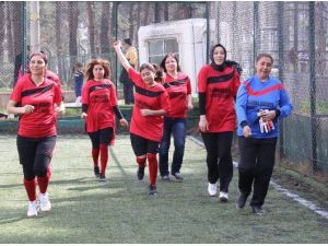 Kadınlar ‘Özgecan’ İçin Futbol Oynadı