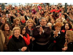 Sekiz Bin Kişilik Koroyla Kadına Şiddete ’Dur’ Denildi