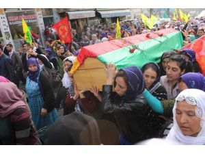 Ypg’li Zehra Sezgin’in Cenazesini Kadınlar Omuzladı