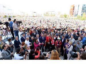 20 Bin Kadın, Kadına Şiddeti Kaşıklar Dolusu Sevgiyle Protesto Etti
