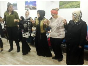 Kadınlar, 8 Mart’ı Horon Teperek Kutladı