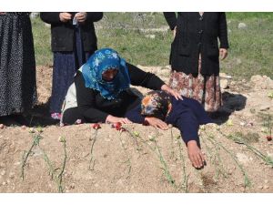 Kadınlar Günü’nü Oğlunun Mezarı Başında Geçirdi