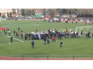 Futbolculara Linç Girişimi