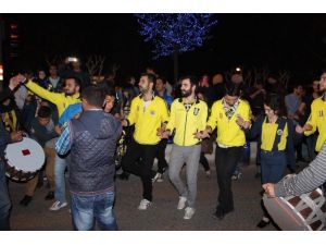 Fenerbahçe Galibiyeti Sokağa Taştı