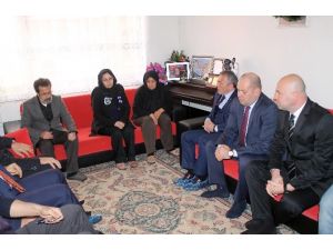 Trabzonspor Yönetimi Özgecan’ın Ailesini Ziyaret Etti