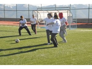 Kadın Sağlıkçılar Futbol Oynadı
