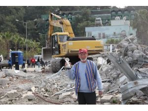 Önce Plaket Verdiler, Sonra İş Yerini Yıktılar