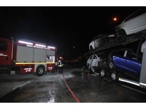 Tır’daki Sıfır Kilometre Otomobiller Küle Döndü