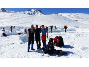 Akut’tan Erciyes’in Zirvelerinde Kış Dağcılığı Eğitimi