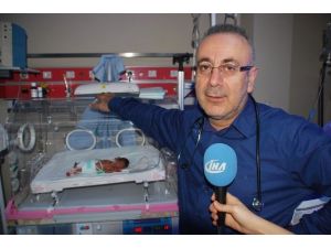 700 Gramlık Bebek Şaşırttı