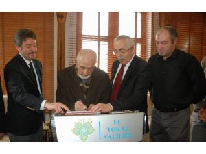 Vali Can, Hayırseverin Elini Öptü