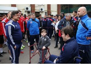 Karabüksporlu Futbolcular, Bedensel Engelli Basketbol Takımını Avrupa’ya Uğurladı