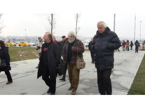 Sanatçılar Yaşar Kemal’in Heykeline Yürüdüler