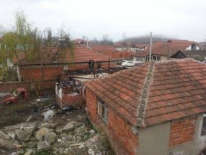 Evi Yanan Aile Yardım Bekliyor