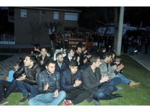 Gençlerden Parçalanan Berkin Elvan Heykeli Önünde Nöbet