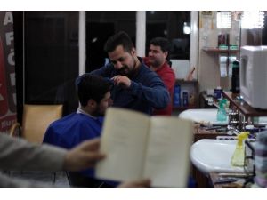 (Özel Haber) Berber Dükkanını Mini Kütüphaneye Dönüştürdü