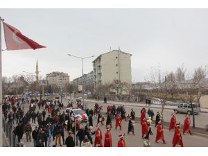 Erzurum’dan 100 Atlı Geçti