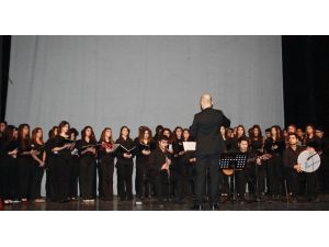 Liseliler İstiklal Marşı’nı Üç Ayrı Besteyle Okudu