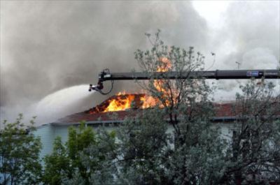 Boya fabrikası alev alev yandı 