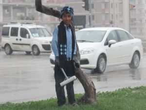 Yaşıtları Okulda, Onlar Yağmur Altında Ekmek Derdinde