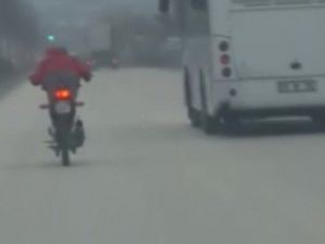 Motosiklet Sürücüsünün Trafikte Tehlikeli Akrobasisi