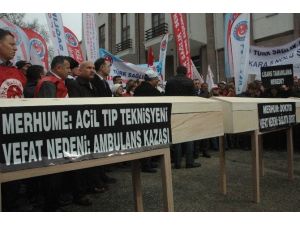 Sağlık Çalışanlarından Bakanlık Önünde Tabutlu Eylem