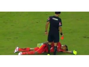 Kırmızı Kart Görmemek İçin Ölü Numarası Yaptı !