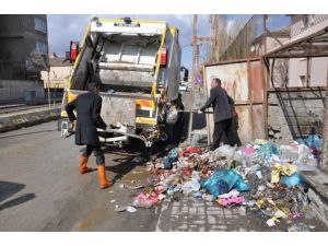 İşçiler Greve Gidince Çöpü Başkan Topladı