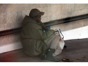 Dilenirken Gazete Okuyor