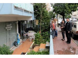 30 Yıllık Apartmanın Temelinde Oluşan Çukur, Bina Sakinlerini Sokağa Döktü