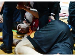 Derbide Büyük Şok: İki Oyuncu Hastaneye Kaldırıldı