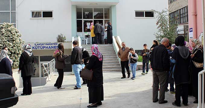 Öğrenciler İçerde Aileler Dışarıda Ter Döktü  