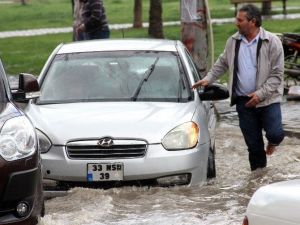 Yağmur 30 Dakikada Hayatı Felç Etti