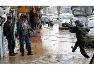 Yağmur 30 Dakikada Hayatı Felç Etti