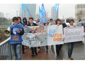 Liseliler Ösym Binası Önünde Ygs’yi Protesto Etti