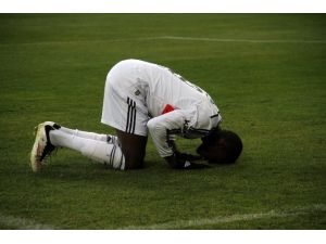 Demba Ba Rekora Koşuyor