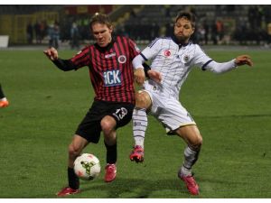 Kanarya Kabir’e Gömüldü