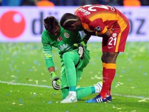 Muslera Eski Günlerini Aratıyor