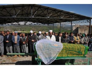 Ablası Tarafından Yakılarak Katledilen Ayşe’ye Gelinlikli Veda
