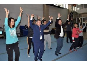 Milletvekili Özdağ, Zihinsel Engellilerle Kolbastı Oynadı