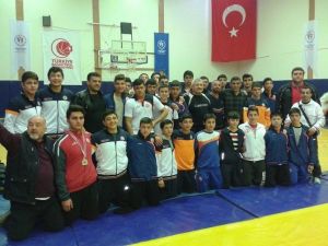 İbb’nin Yıldız Güreşçileri Madalyaları Topladı