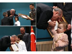 Çocukların Ellerini Öptü