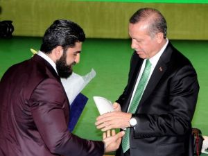 Azmin Zaferini Yazdı, Cumhurbaşkanına Hediye Etti