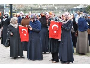 Polisler İçin Adliye Önünde Dua Ettiler