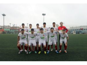 Hem Başkanlık Yapıyor Hem Kalesini Koruyor