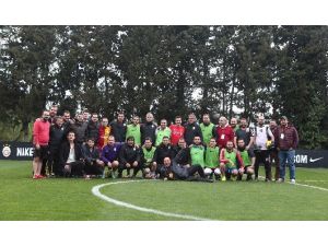 Galatasaray Teknik Heyeti İle Basın Mensupları Maç Yaptı