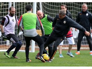 G.saray Teknik Heyeti Muhabirlerle Maç Yaptı